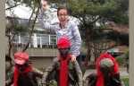 15 People Having Too Much Fun With Statues