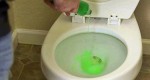 HANDYMAN POURS DISH SOAP INTO TOILET – WHEN HE SHOWS WHY? – I RAN TO TRY IT!