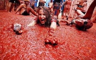 Paint it Red: 8 Fresh Photographs from Tomatina Festival in Eastern Spain
