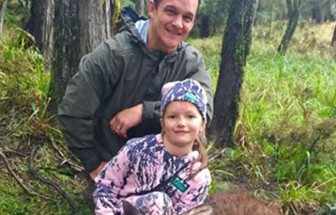 The Internet Is Mad At This Dad Who Let His Daughter Eat The Heart Of Her First Deer Kill