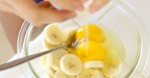 SHE BREAKS RAW EGGS OVER A SLICED BANANA TO MAKE SOMETHING TRULY BRILLIANT (GLUTEN FREE!)