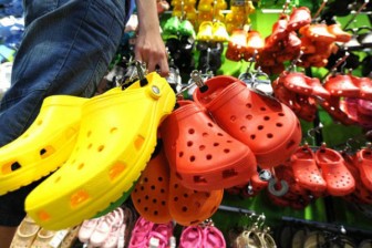 ARE YOU WEARING CANCER-CAUSING SANDALS? IT’S ABOUT TIME TO THROW AWAY THOSE CROCKS-LIKE SHOES