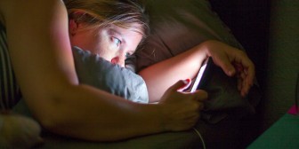 What Happens to Your Body When You Use Mobile Phones Before Bedtime