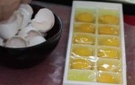 (VIDEO) HE CRACKS EGGS INTO AN OLD ICE CUBE TRAY, YOU SHOULD SEE THIS BRILLIANT KITCHEN HACK