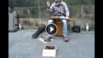 Street Performer Plays Multiple Instruments At Once And He Sounds Crazy Good